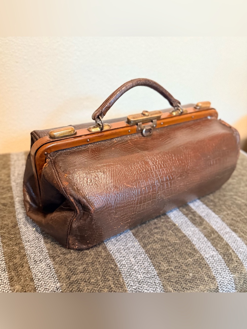 RARE Antique Crocodile Embossed Leather Gladstone Doctor Bag Brass Lock 1900s